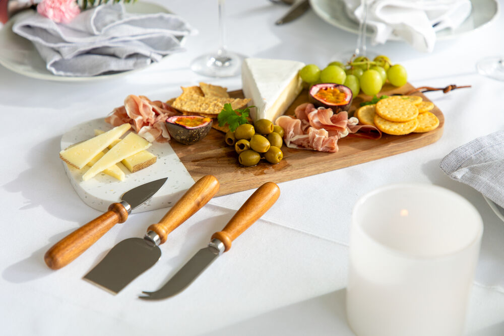 Ostebrett med tre kniver